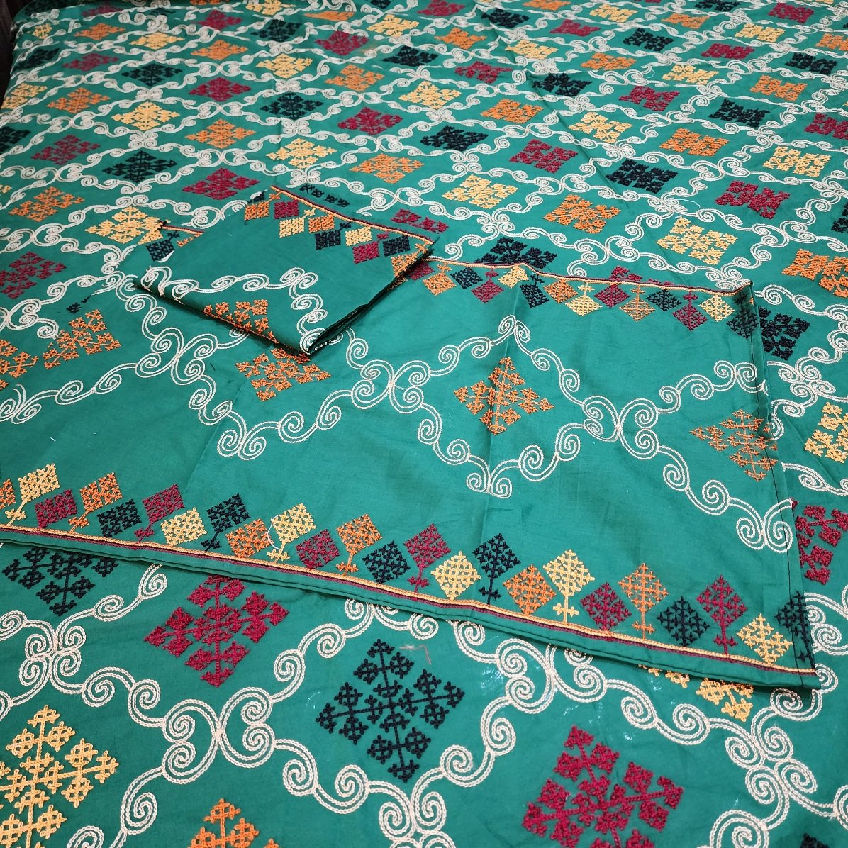 Embroidered Bedsheet 2 Pillows King Size
