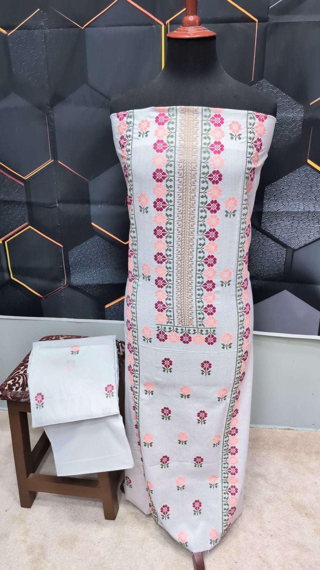 Breeze Lawn 2 Pc Embroidered Suit Separate Sleeves | Light Grey