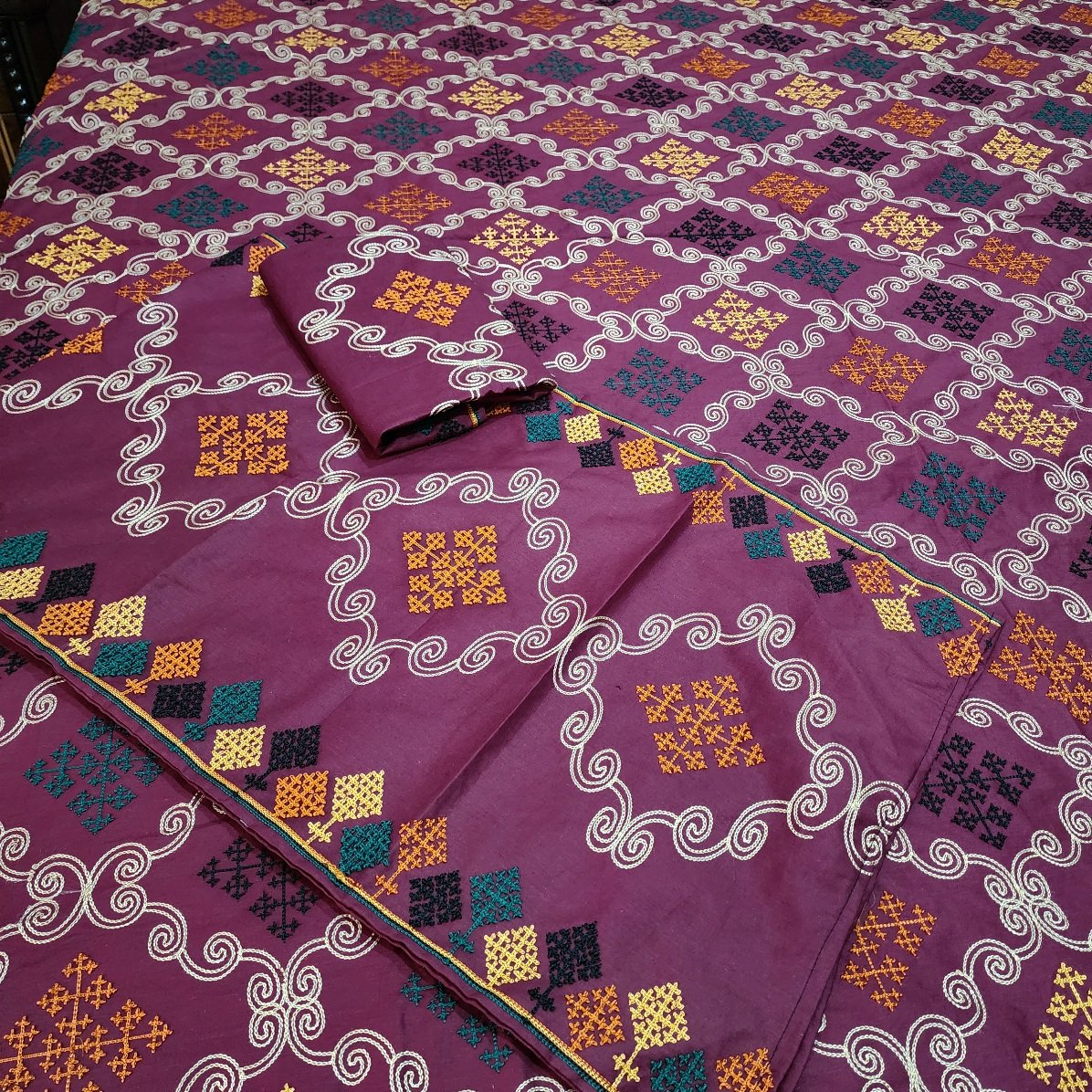 Embroidered Bedsheet 2 Pillows King Size