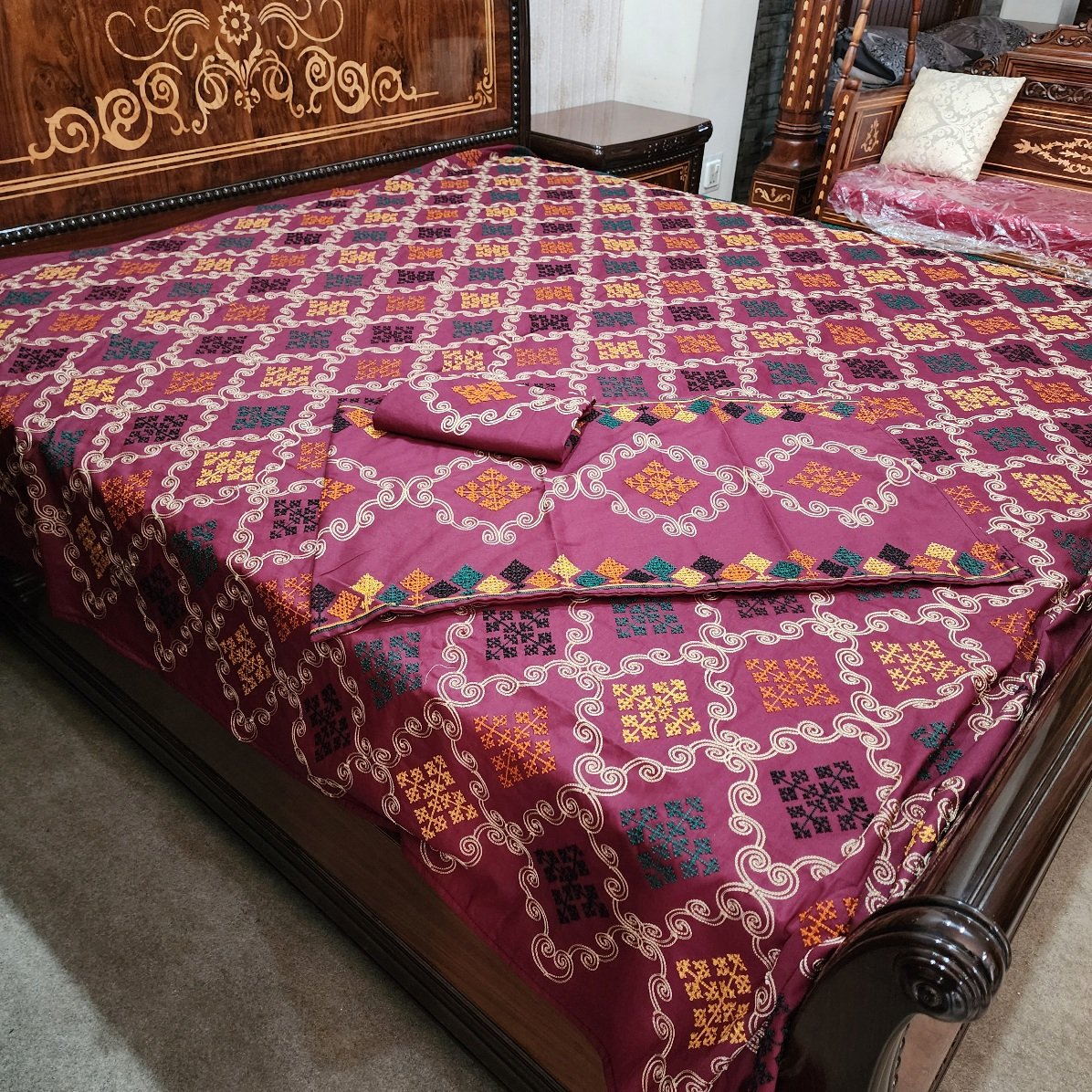 Embroidered Bedsheet 2 Pillows King Size