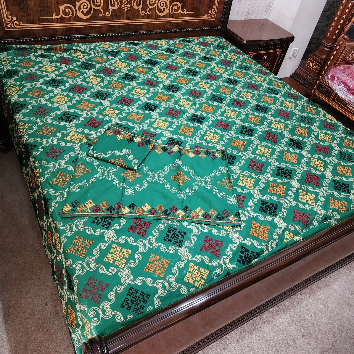 Embroidered Bedsheet 2 Pillows King Size