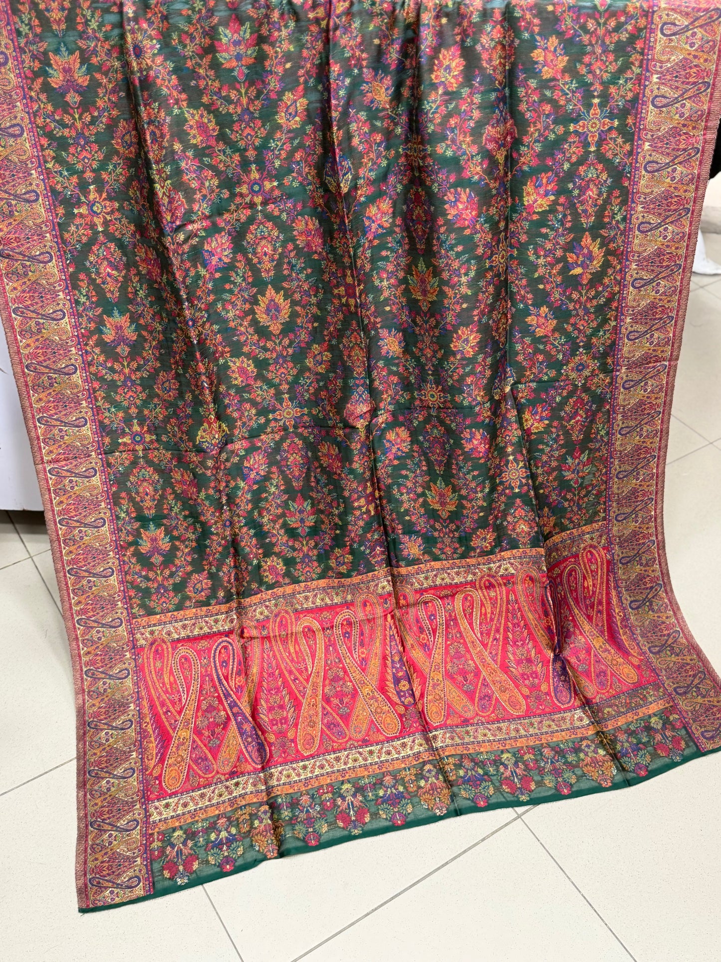 Embroidered Bedsheet 2 Pillows King Size