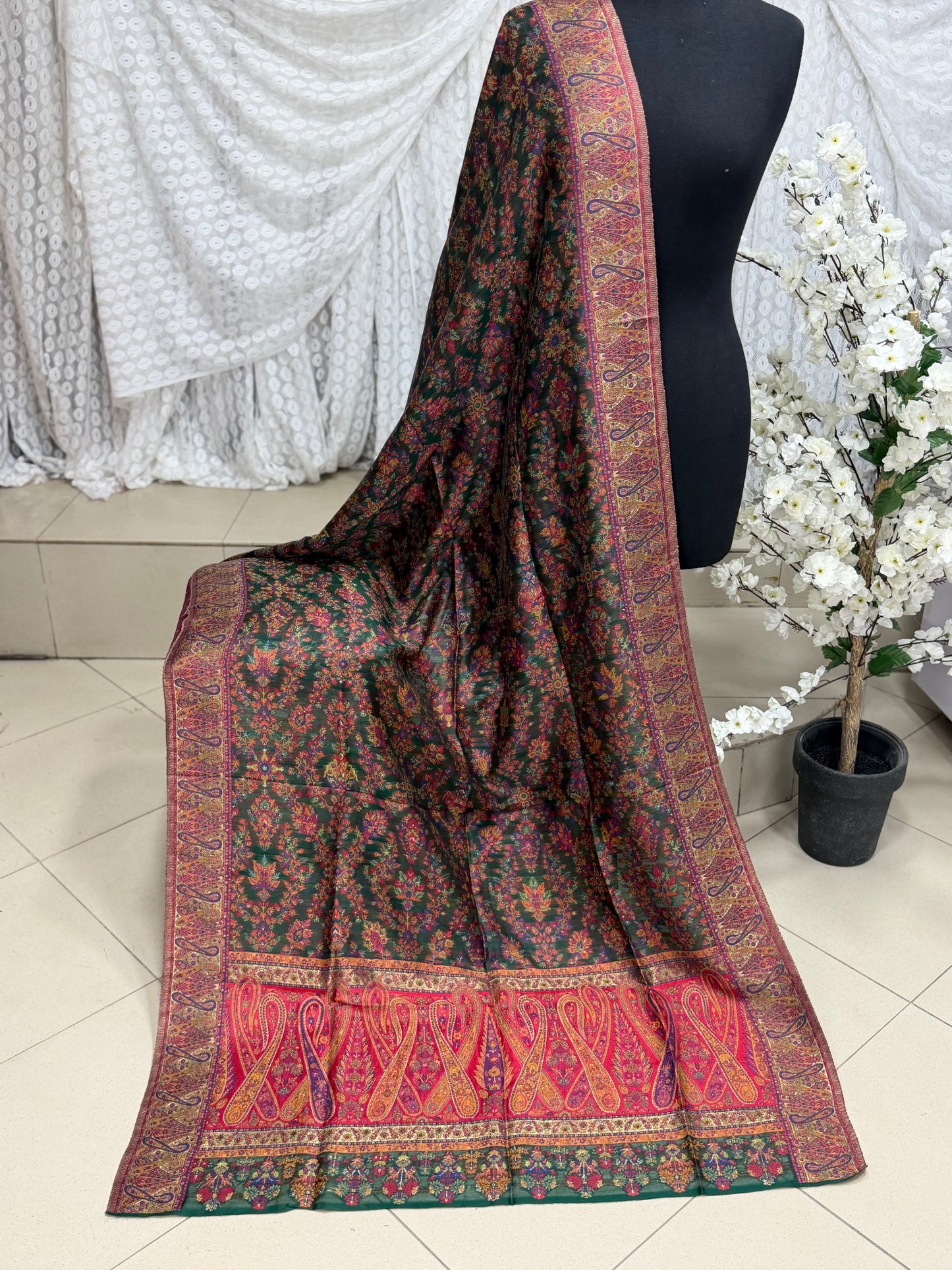 Embroidered Bedsheet 2 Pillows King Size