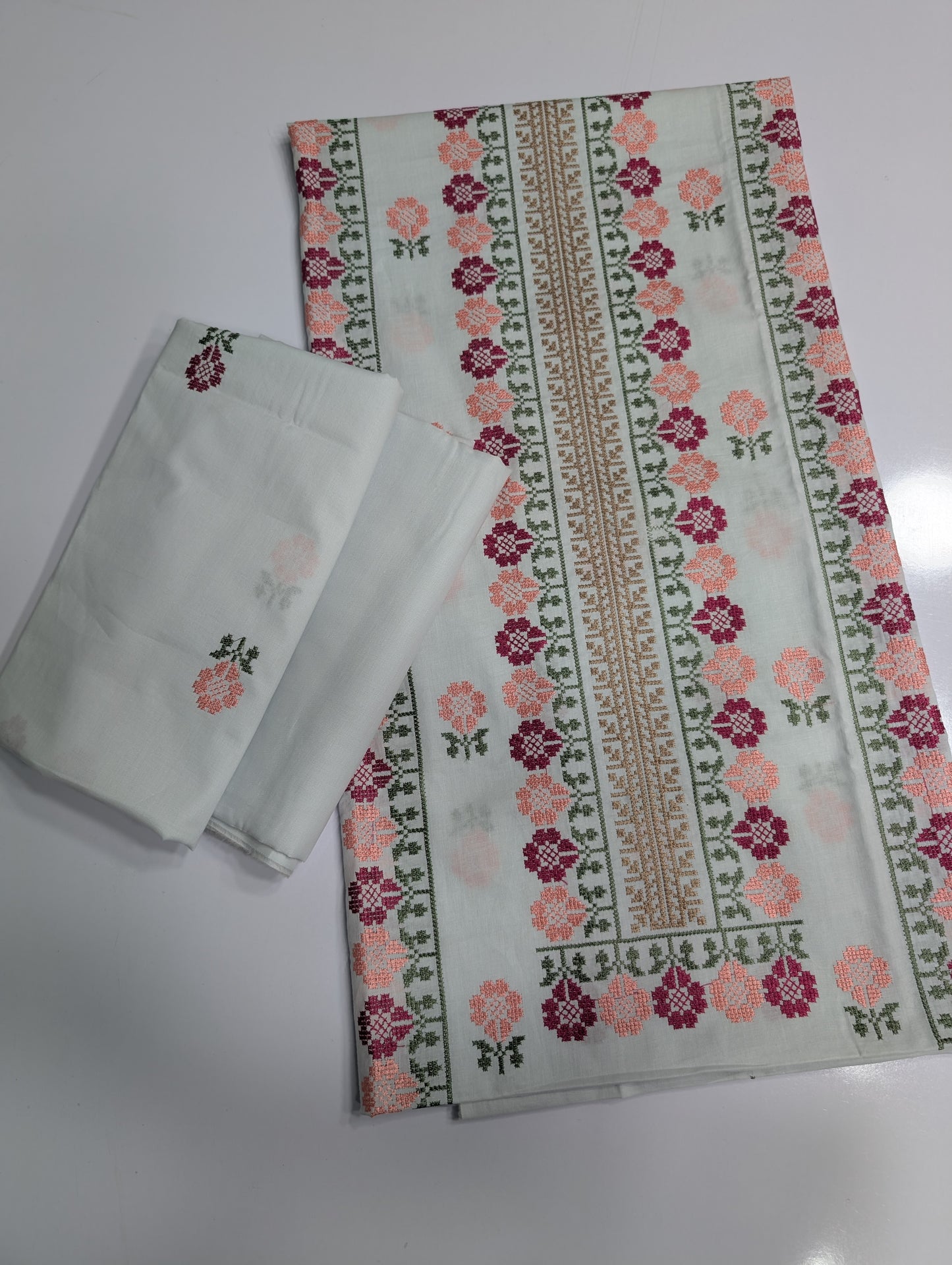 Breeze Lawn 2 Pc Embroidered Suit Separate Sleeves | Light Grey