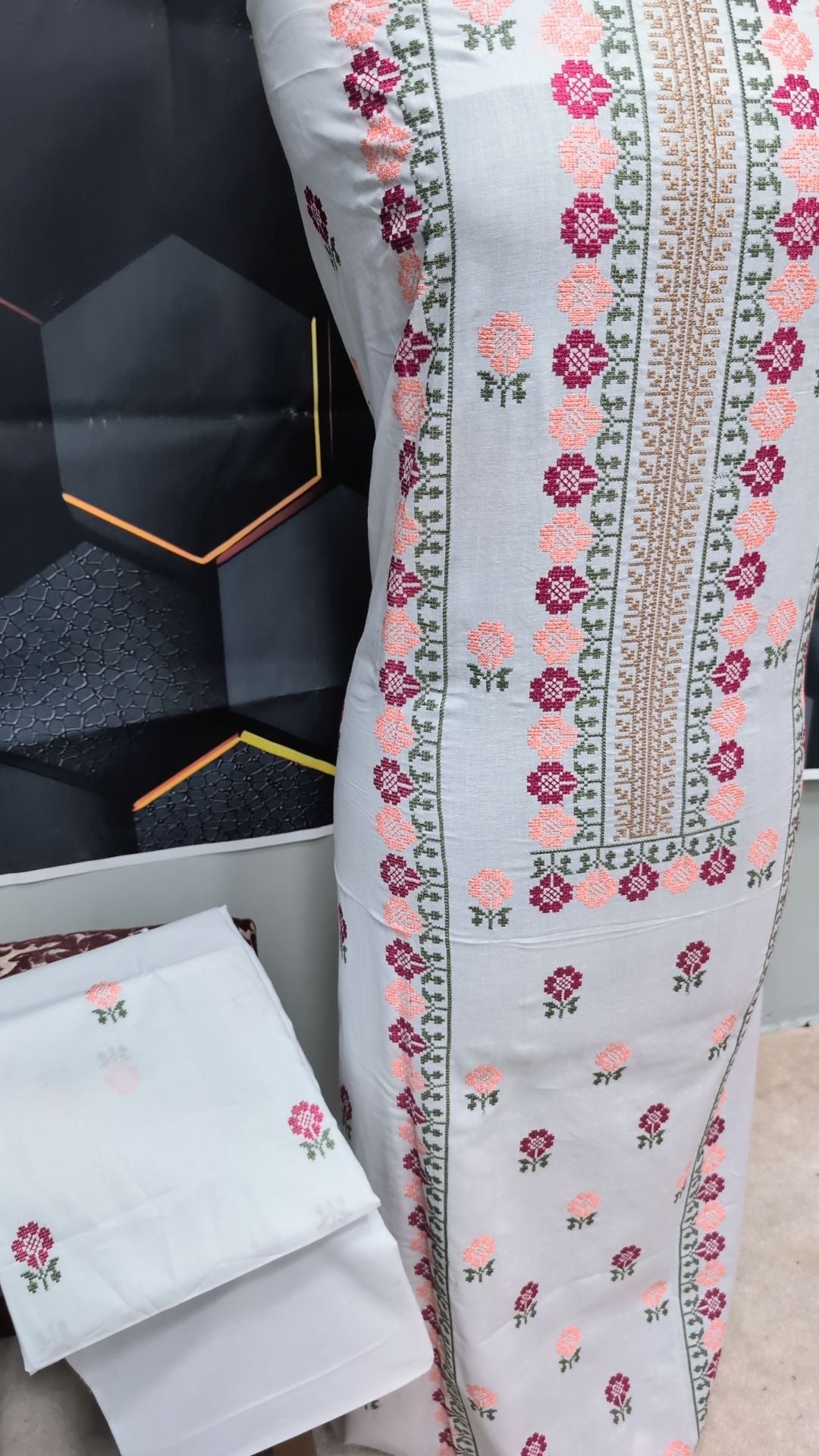 Breeze Lawn 2 Pc Embroidered Suit Separate Sleeves | Light Grey
